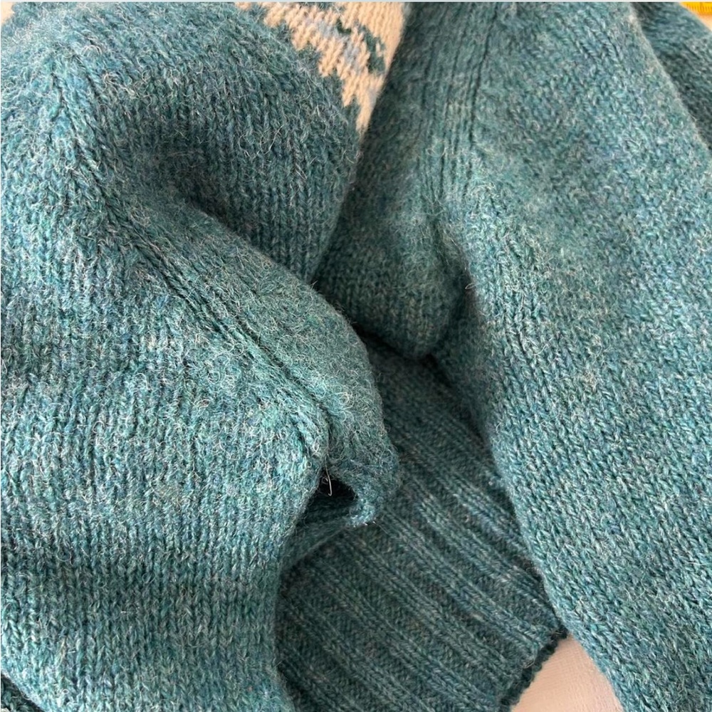 Vintage 1980s Susan Bristol Pure Shetland Wool Fair Isle sweater in teal. - Picture 8 of 8